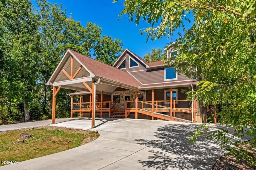 2612 Cloud View Drive, Sevierville, TN 37862 Main Photo