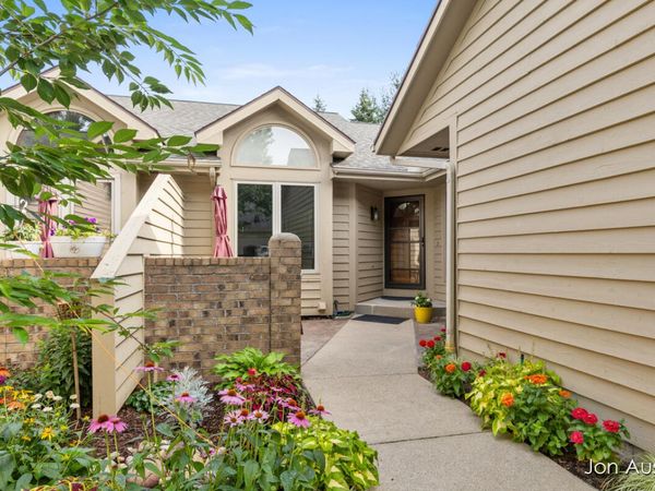1845 Cross Bend Street NE, Grand Rapids, MI 49505