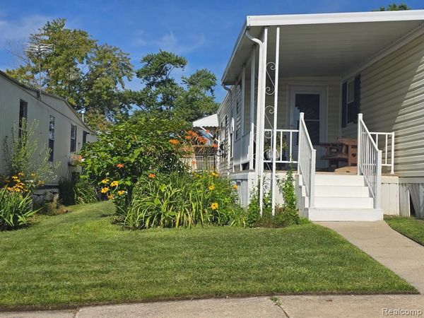 211 Pinewood Dr , White Lake Twp, MI 48386