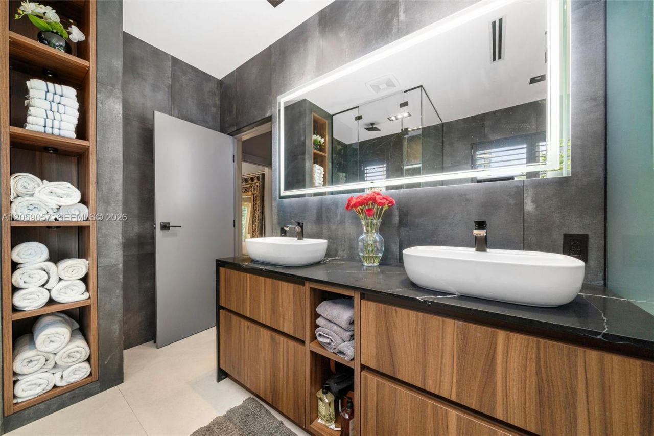4027 194th Trl, Sunny Isles Beach, FL 33160 Photo
