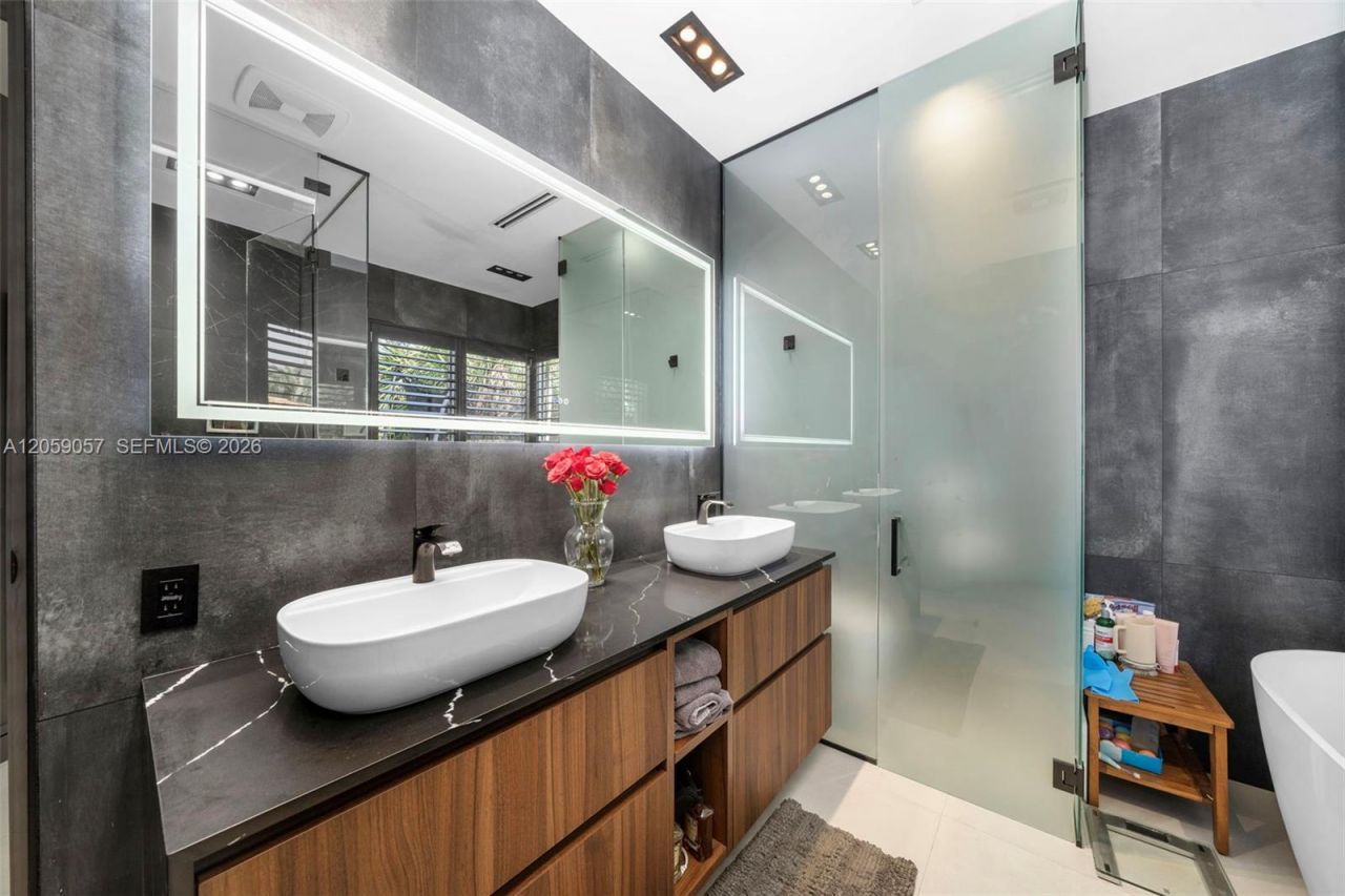 4027 194th Trl, Sunny Isles Beach, FL 33160 Photo