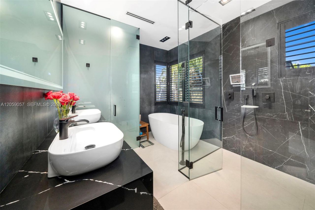 4027 194th Trl, Sunny Isles Beach, FL 33160 Photo