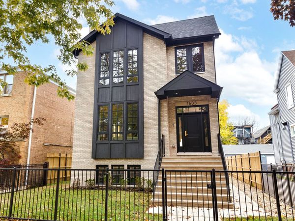 2455 W Belle Plaine Avenue , Chicago, IL 60618