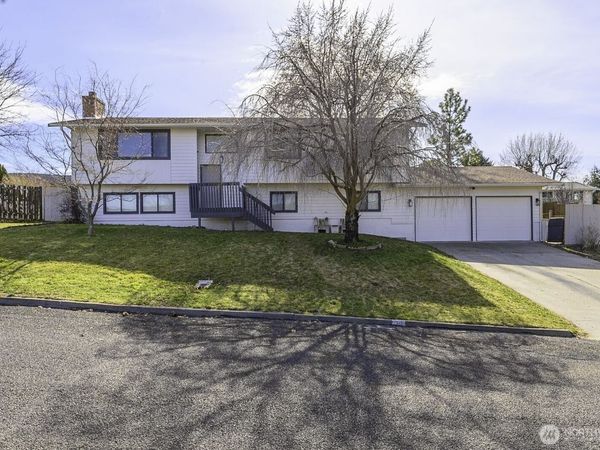 32 Diamond Street , Electric City, WA 99123