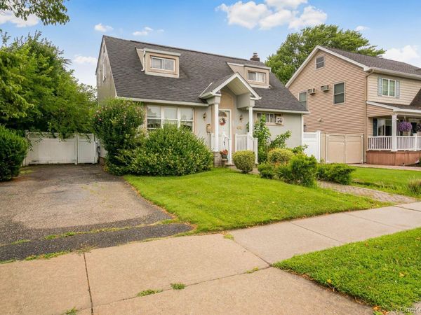68 Cliff Drive , Hicksville, NY 11801