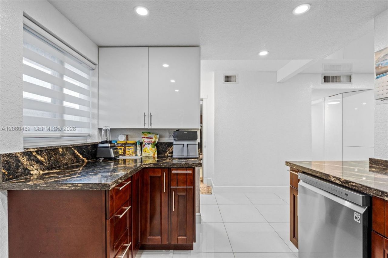 301 NE 14th Ave, Unit 207, Hallandale Beach, FL 33009 Photo