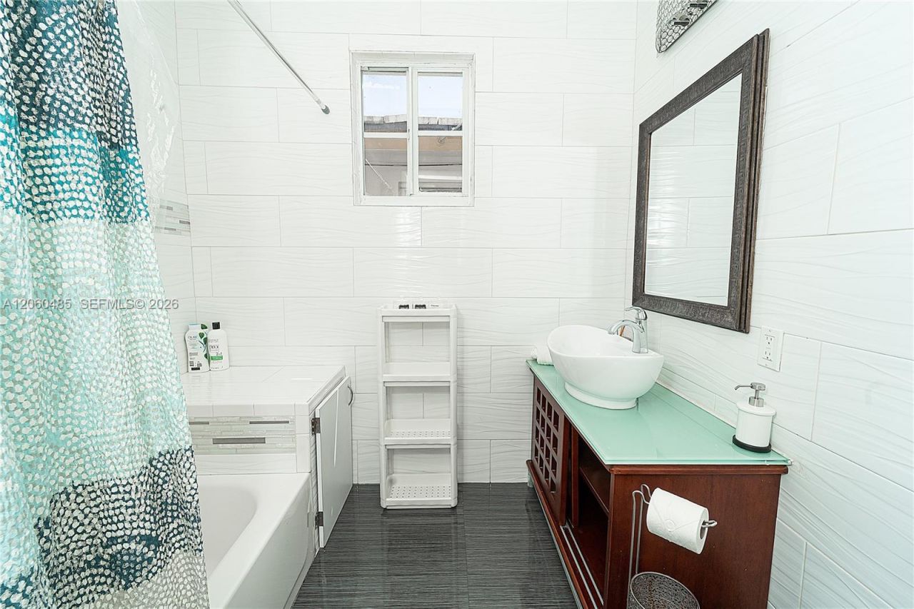 626 NE 4th Ct, Hallandale Beach, FL 33009 Photo