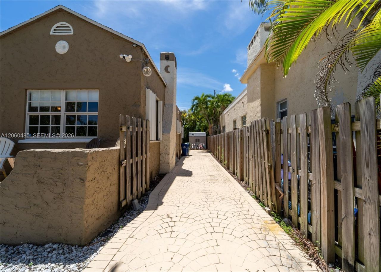 626 NE 4th Ct, Hallandale Beach, FL 33009 Photo