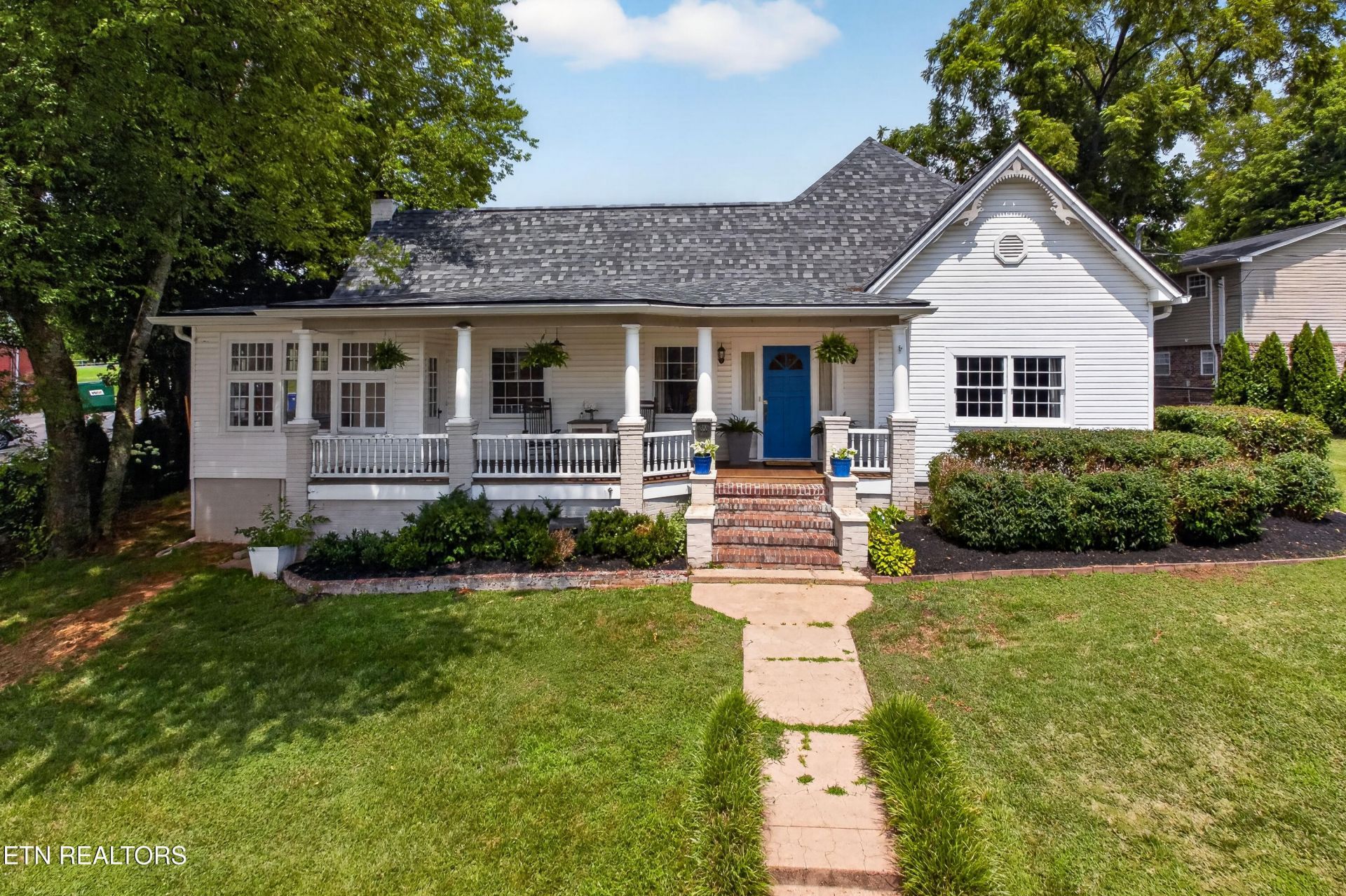 300 N Hicks St, Clinton, TN 37716 Main Photo