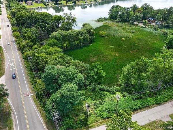 3039 McCormick Drive , Waterford Twp, MI 48328
