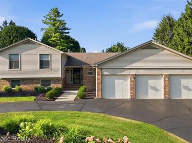 3260 Ravinewood Drive, Commerce Twp, MI 48382