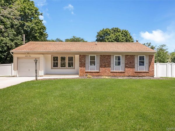 93 Raynor Road , Ridge, NY 11961