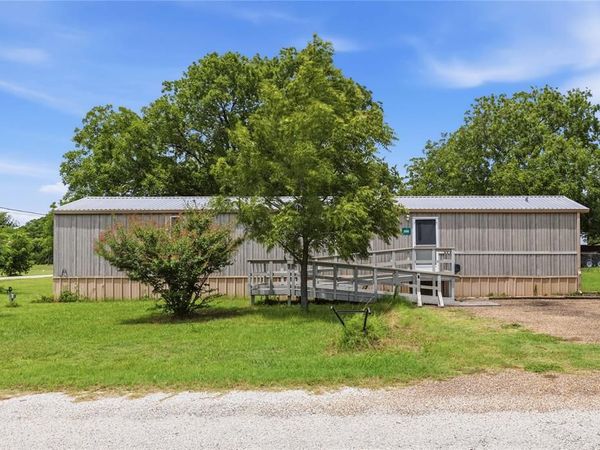 500 N Moreland Street , De Leon, TX 76444