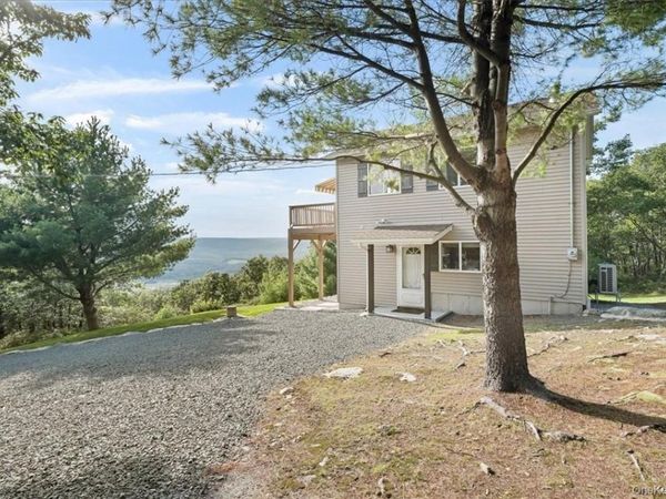96 Treetops Trail, Bloomingburg, NY 12721