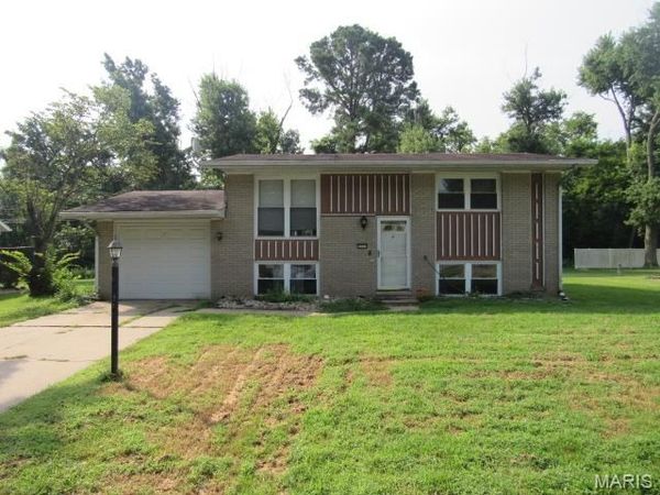5237 Englewood Drive , Godfrey, IL 62035