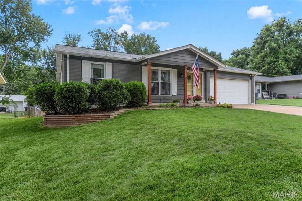 17 Debbie Drive , Saint Peters, MO 63376 Main Photo