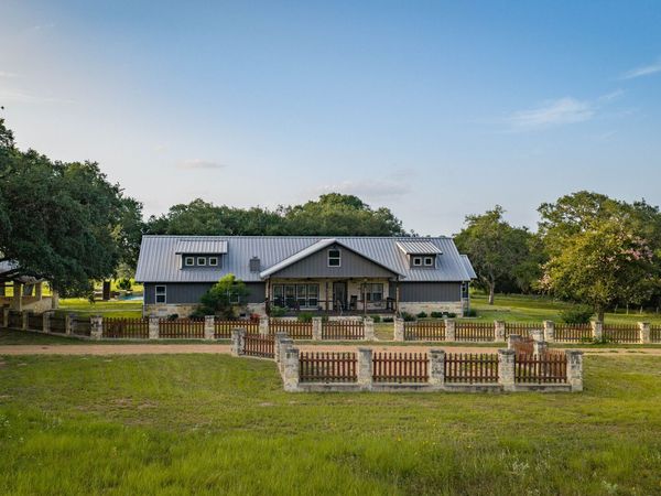 2288 Us Highway 77A, Cuero, TX 77954