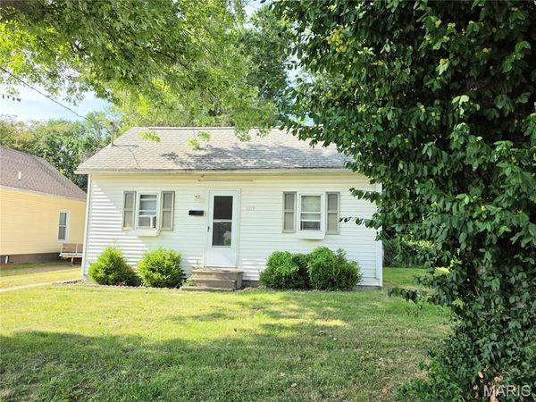 1219 School Street , Hillsboro, IL 62049