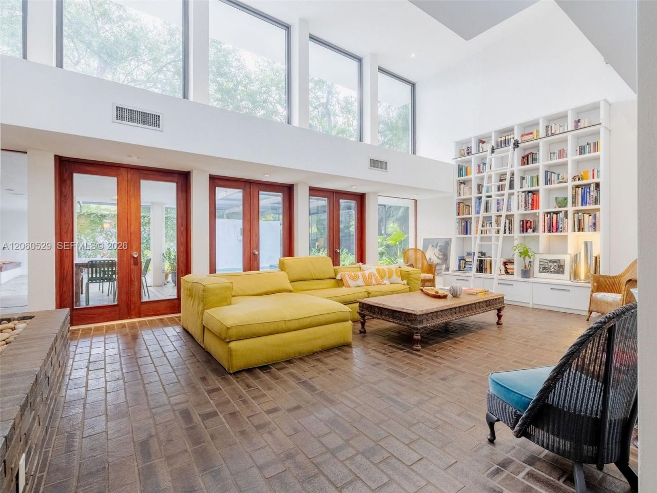 2250 NE 201st St, Miami, FL 33180 Photo