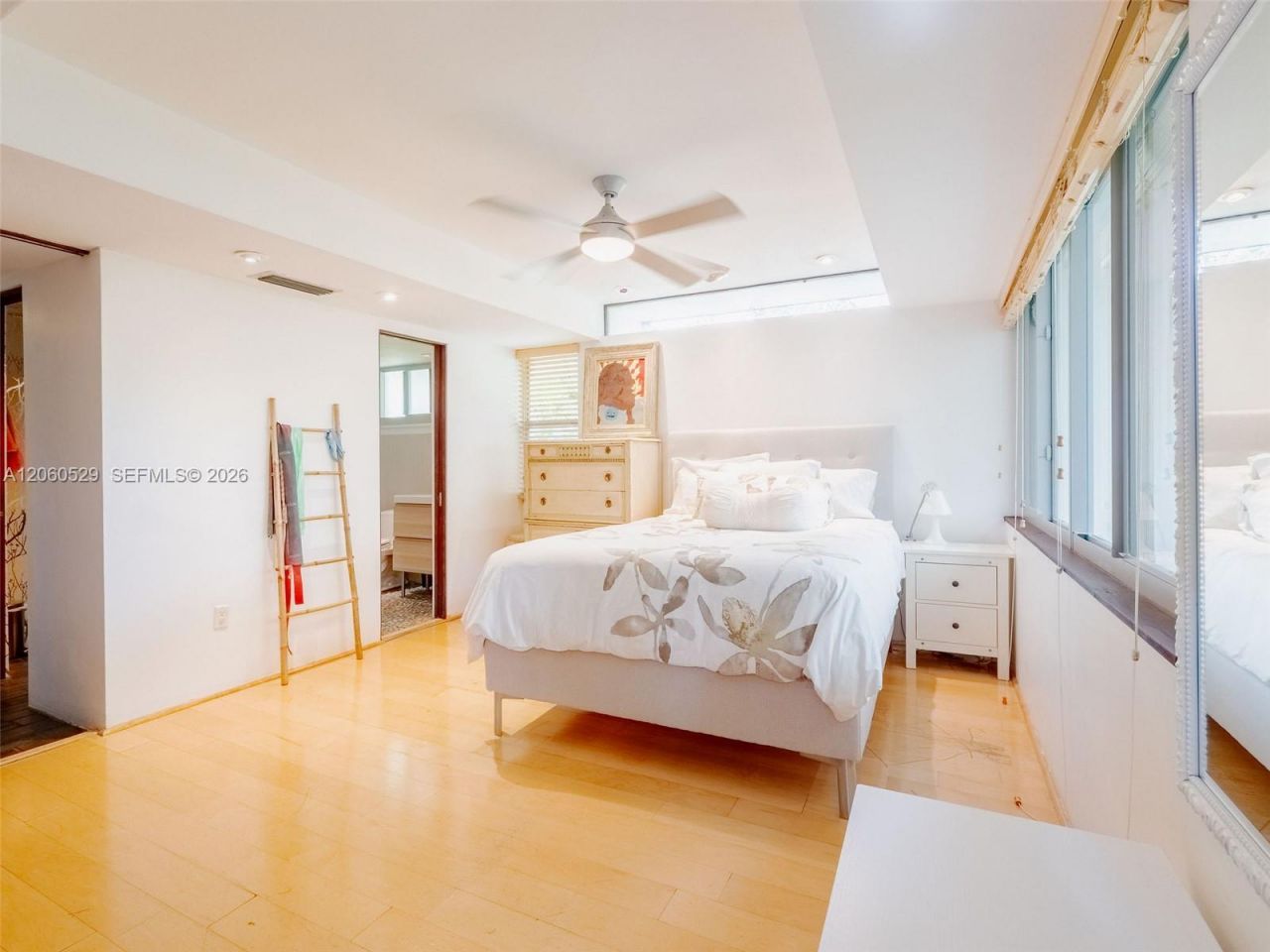 2250 NE 201st St, Miami, FL 33180 Photo