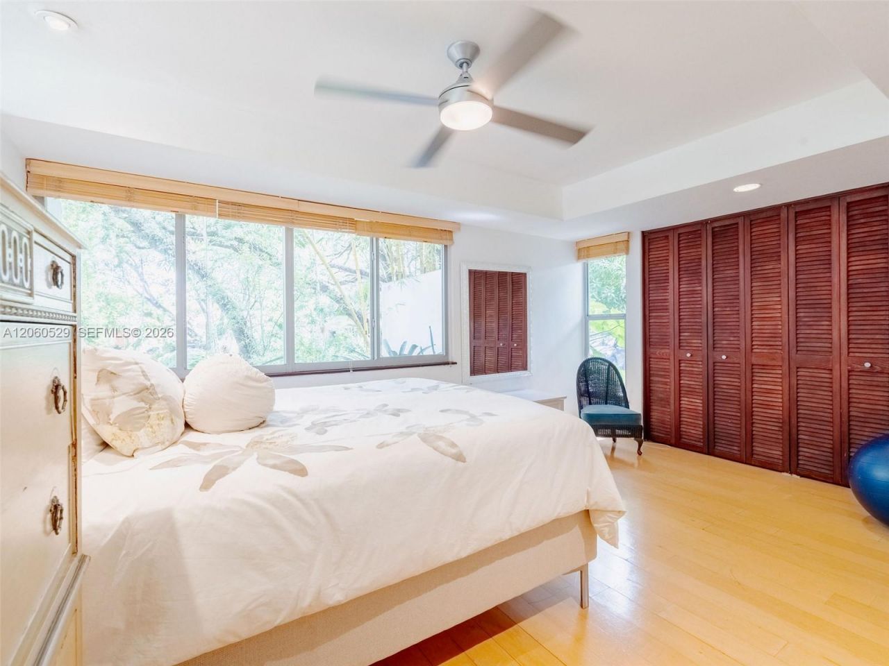 2250 NE 201st St, Miami, FL 33180 Photo