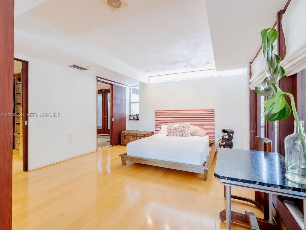 2250 NE 201st St, Miami, FL 33180 Photo