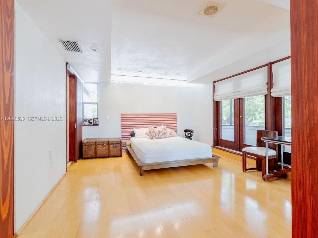 2250 NE 201st St, Miami, FL 33180 Photo