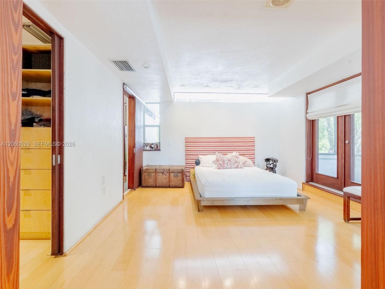 2250 NE 201st St, Miami, FL 33180 Photo