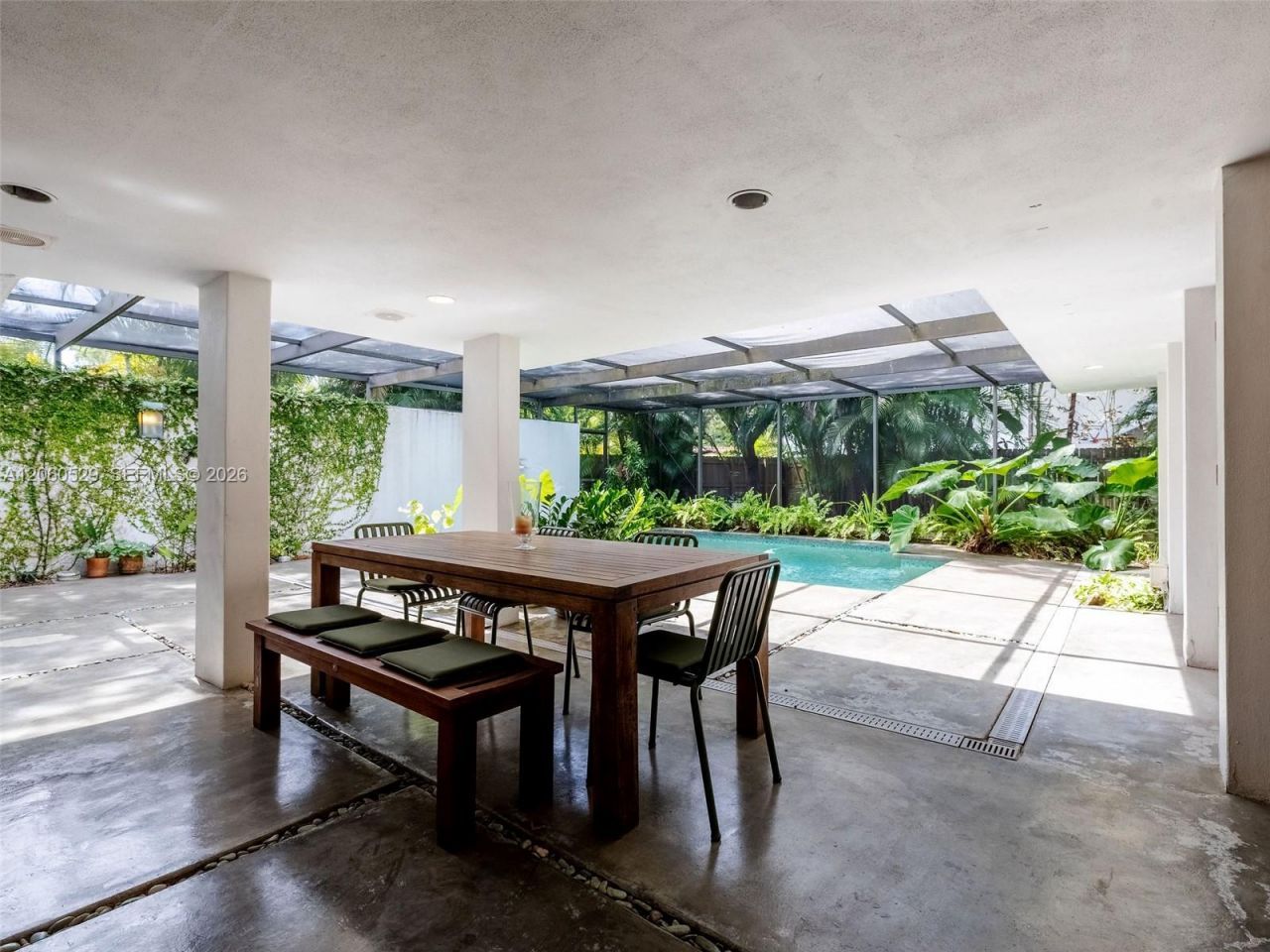 2250 NE 201st St, Miami, FL 33180 Photo