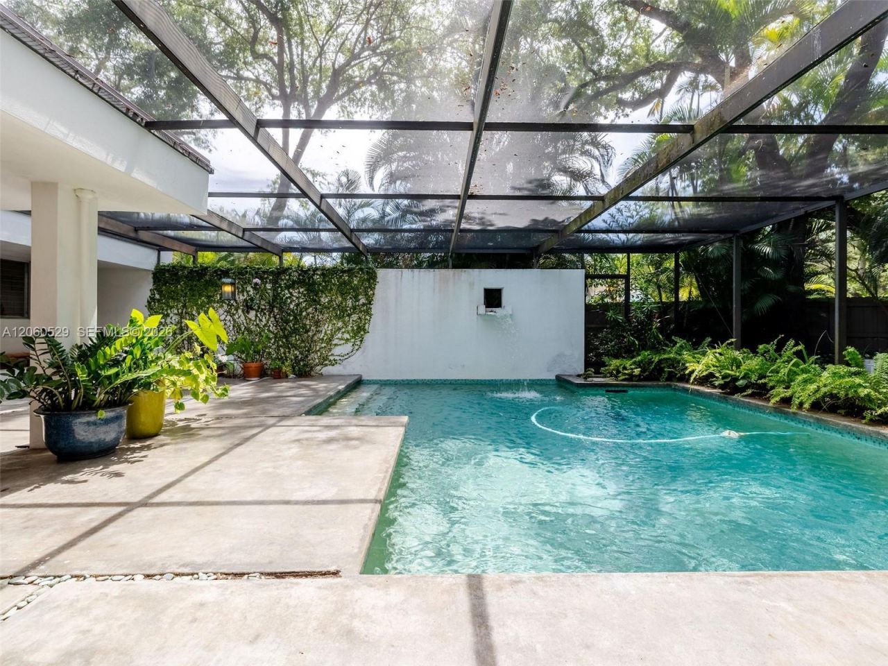2250 NE 201st St, Miami, FL 33180 Photo