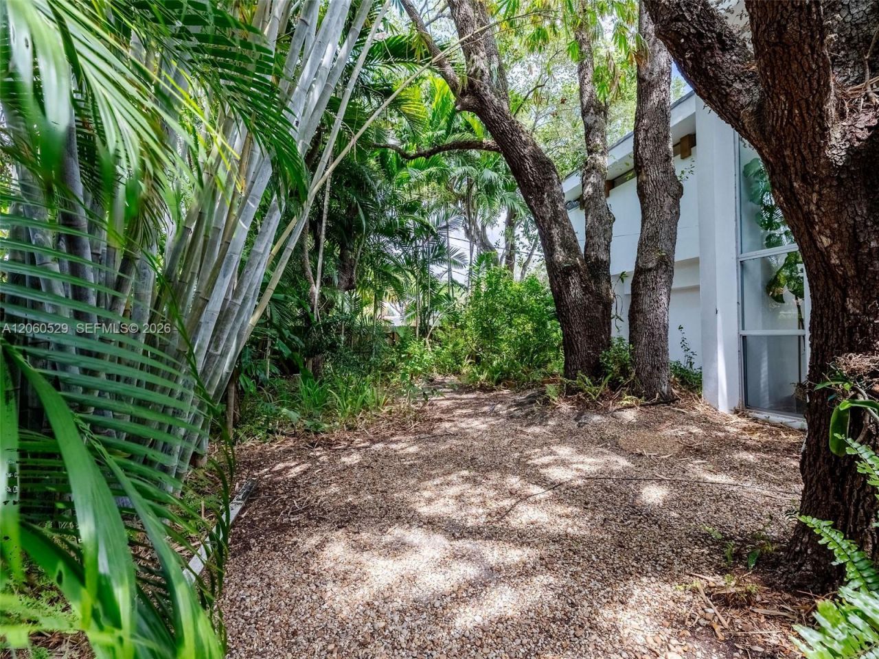 2250 NE 201st St, Miami, FL 33180 Photo