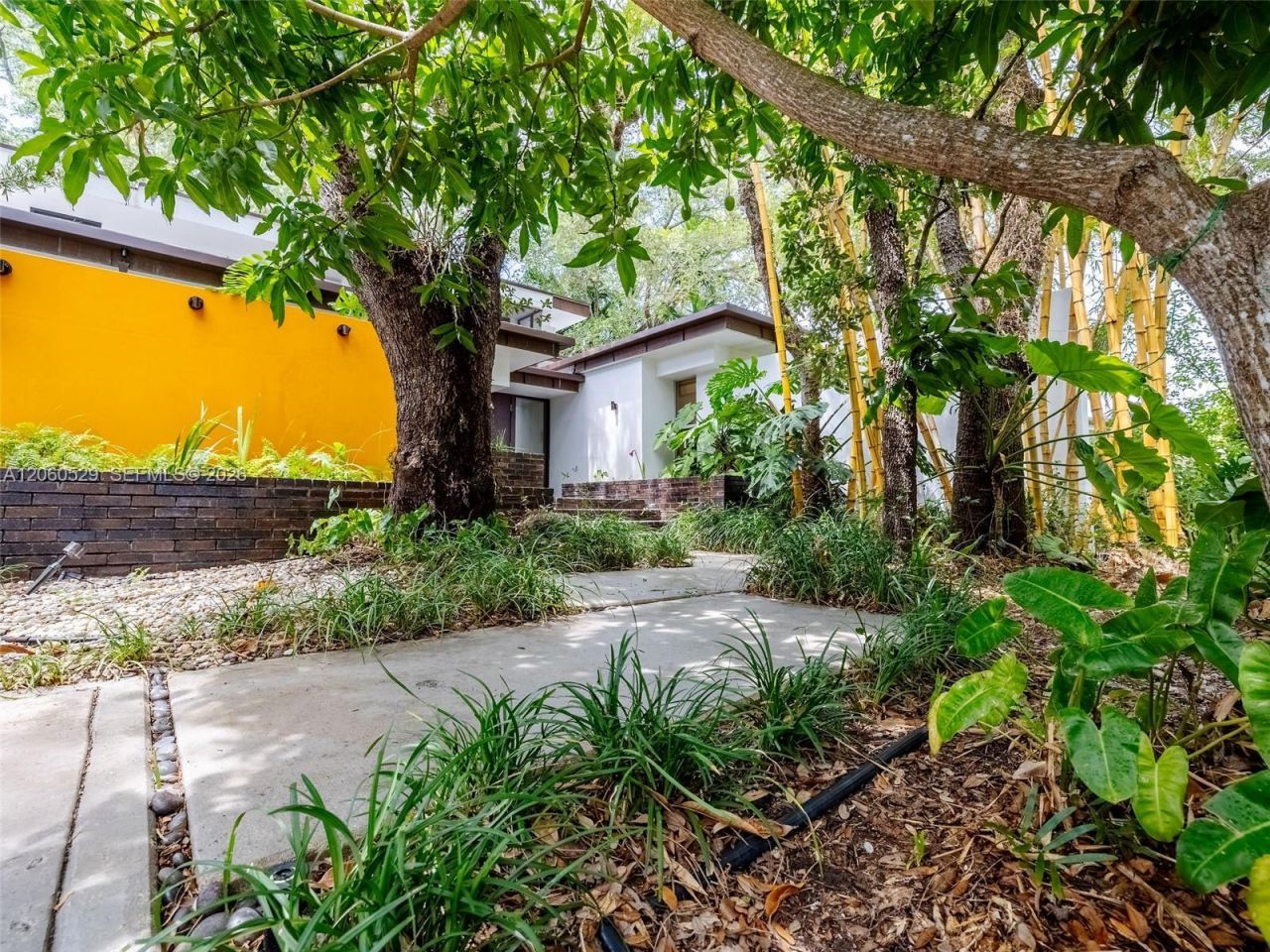 2250 NE 201st St, Miami, FL 33180 Photo