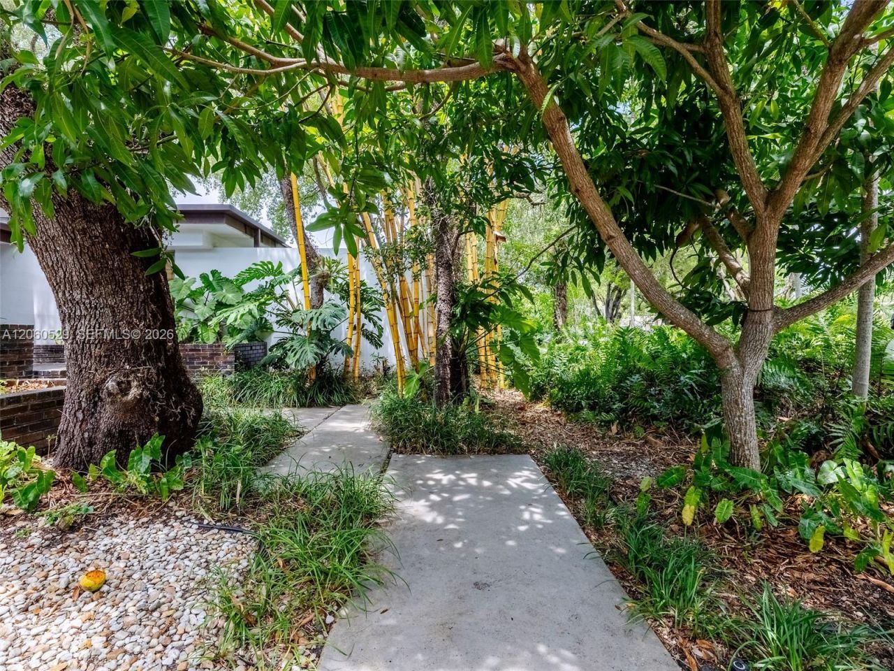 2250 NE 201st St, Miami, FL 33180 Photo