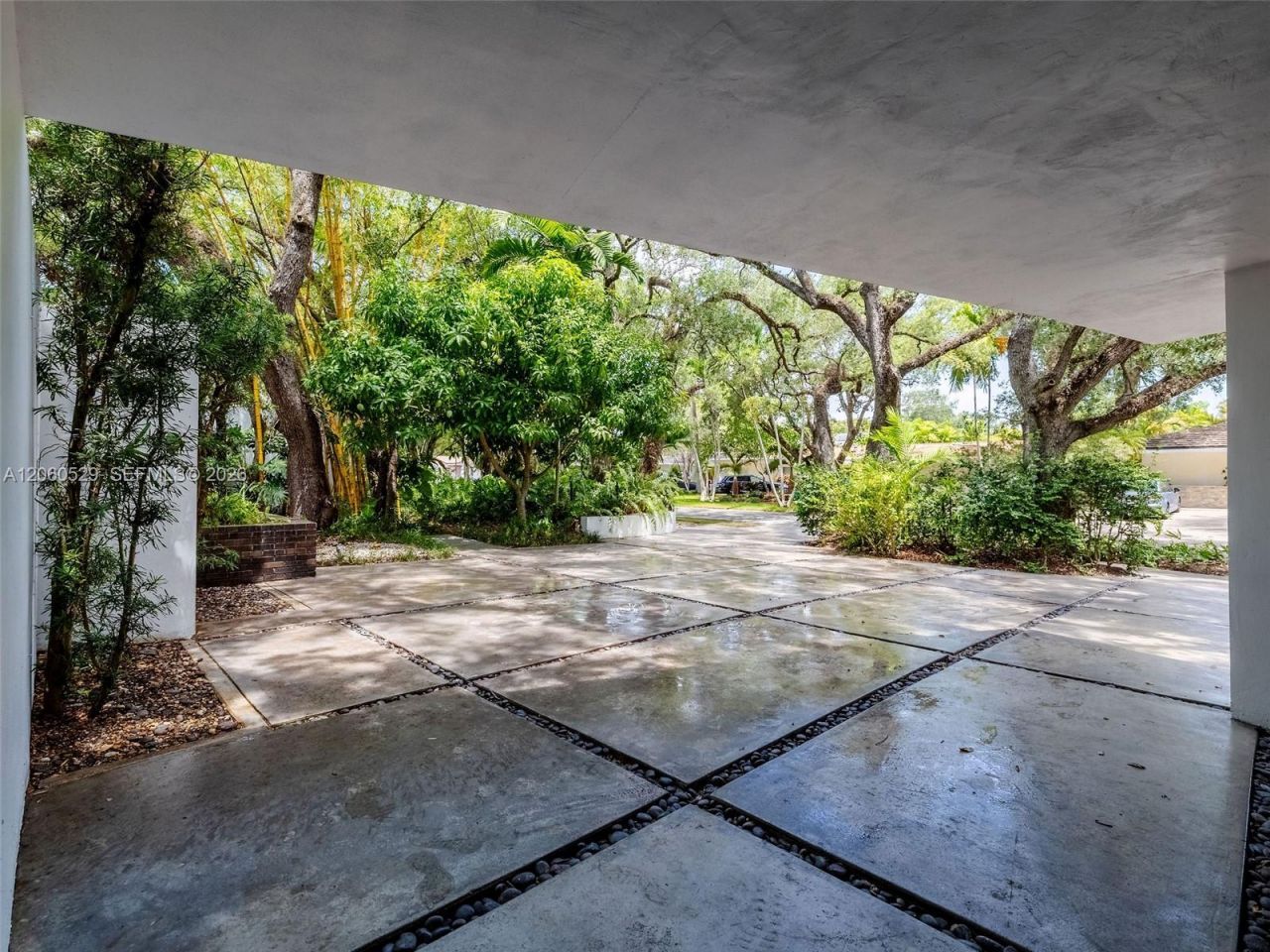 2250 NE 201st St, Miami, FL 33180 Photo
