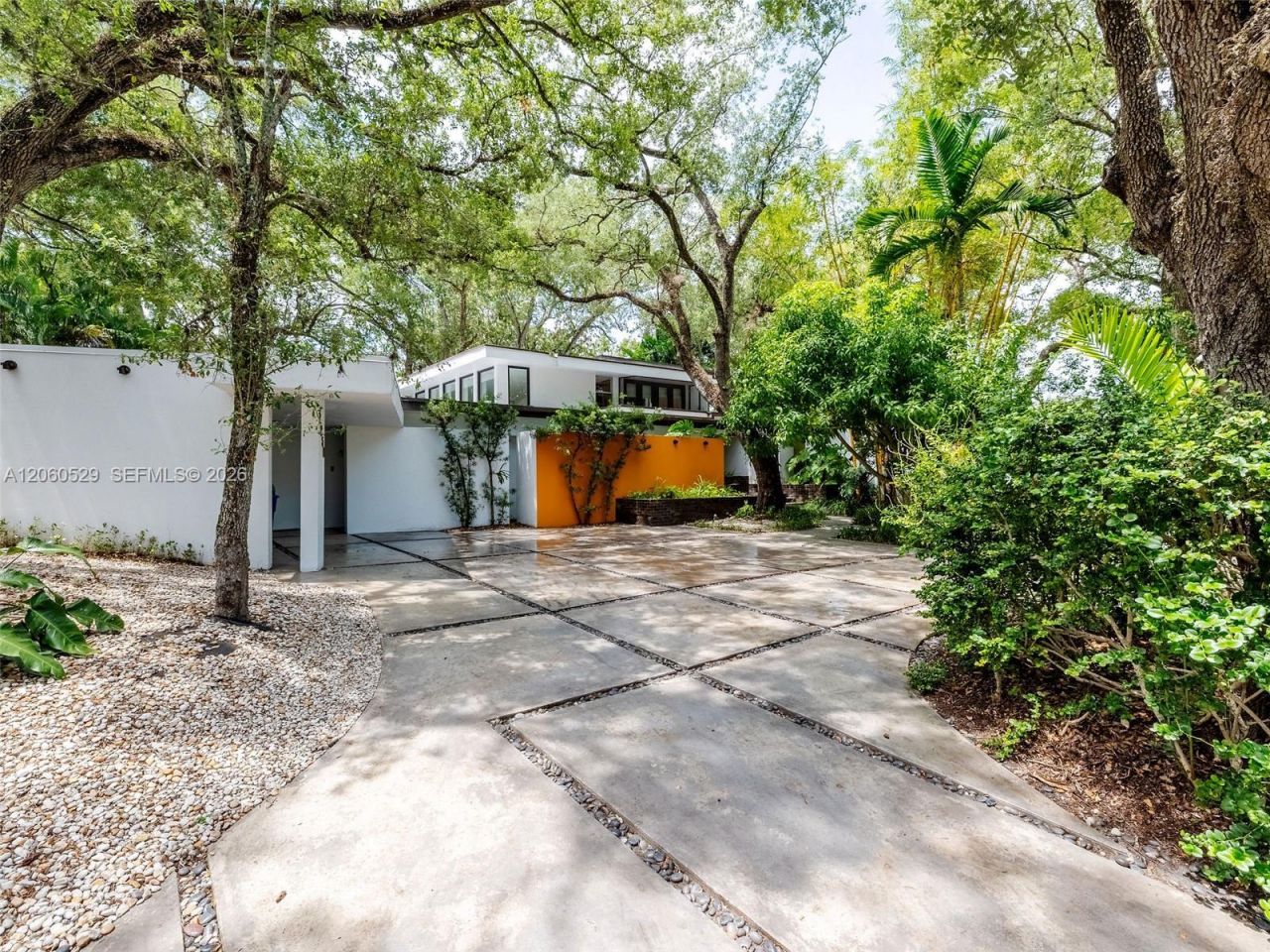 2250 NE 201st St, Miami, FL 33180 Photo