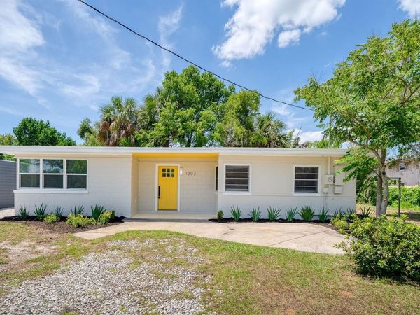1202 E CAROLINE STREET, TAVARES, FL 32778