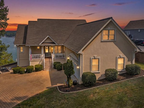 250 Village LN , Moneta, VA 24121