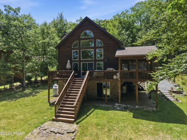 208 Fawn Lake Drive, Hawley, PA 18428