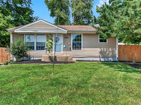 1304 South Drive, St Charles, MO 63303