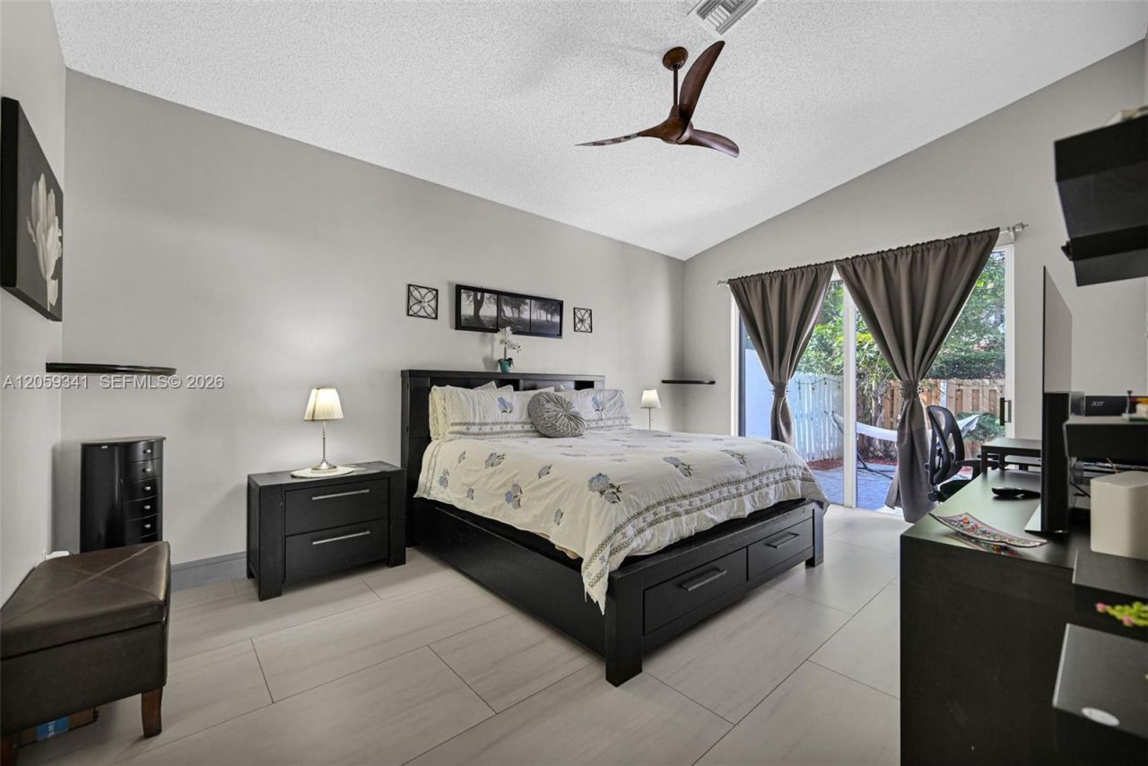 15982 NW 12th Ct, Pembroke Pines, FL 33028 Photo