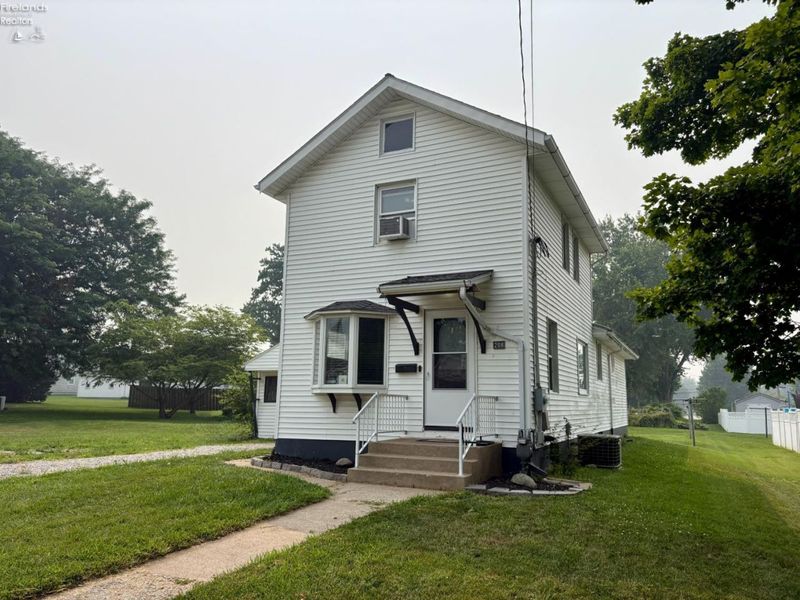 208 Lawrence Street, Bellevue, OH 44811 Photo 2