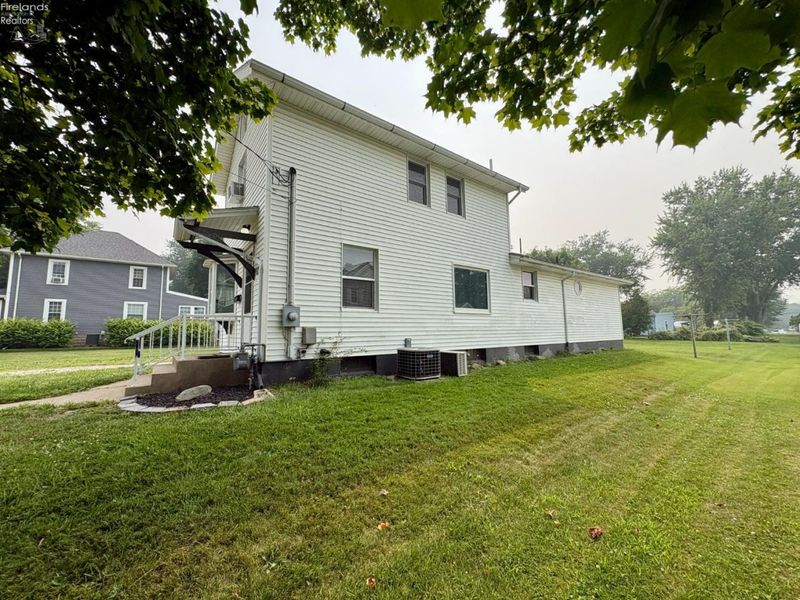 208 Lawrence Street, Bellevue, OH 44811 Photo 3