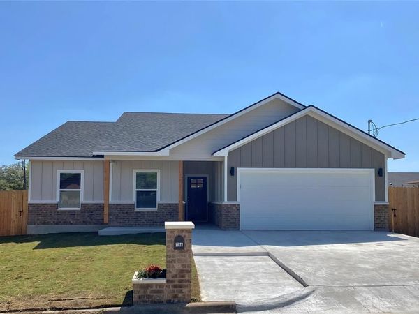 754 W. Columbus ST, Giddings, TX 78942