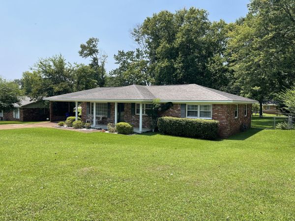 416 E Lakeside Dr , Florence, AL 35630