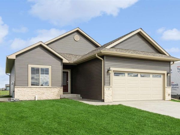 765 Chamberlin Ln, North Liberty, IA 52317