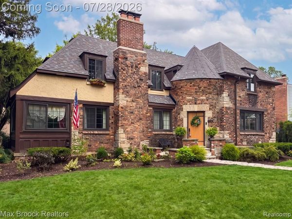 31543 Fairfax Avenue, Beverly Hills Vlg, MI 48025