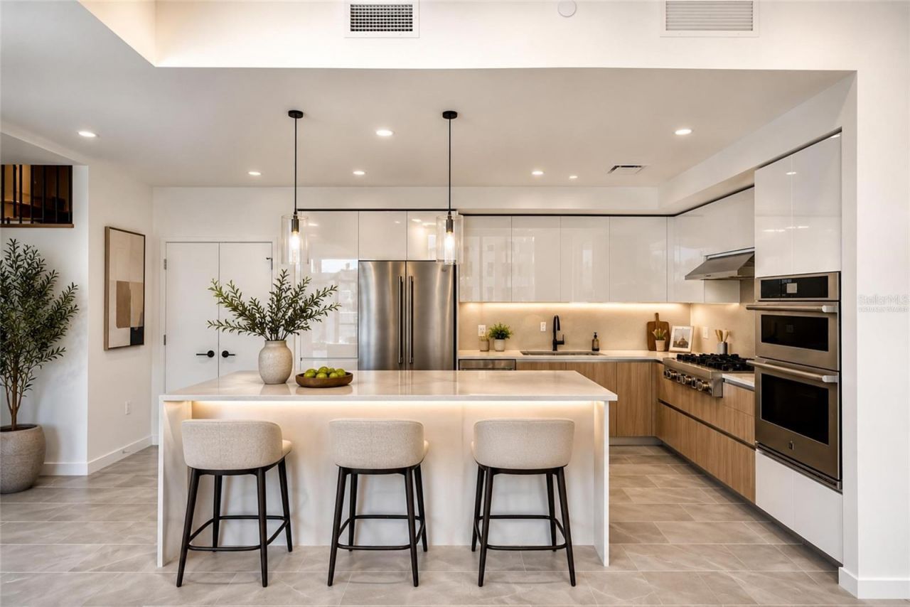 400 Central Avenue, Unit 407, Saint Petersburg, FL 33701 Photo