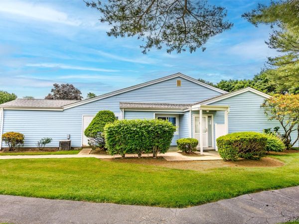 302 Bentley Court W, Saint James, NY 11780