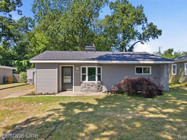 1615 S Commerce Road, Wolverine Lake Village, Mi 48390
