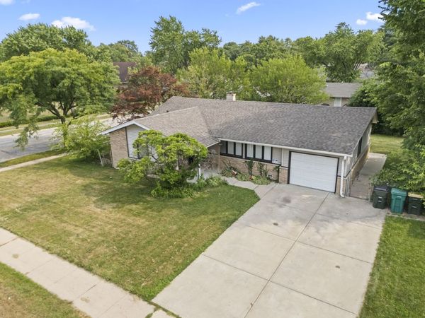 109 Landmeier Road , Elk Grove Village, IL 60007